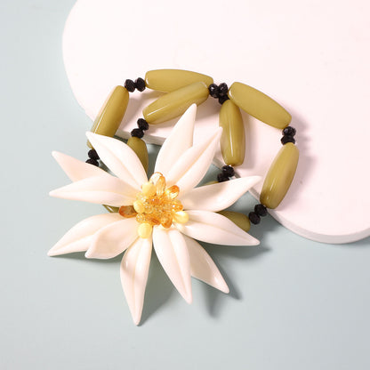 Stylish Oversized White Resin Flower Pendant Stackable Bracelet – Unique Layered Design for a Chic Statement