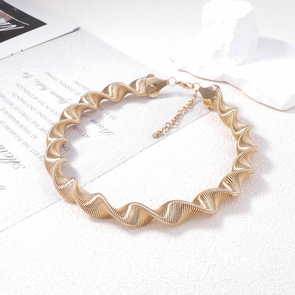 Chic Punk-Inspired Metallic Striped Snake Design Open-Collar Choker - A Versatile Statement Piece for Fashion-Forward Women