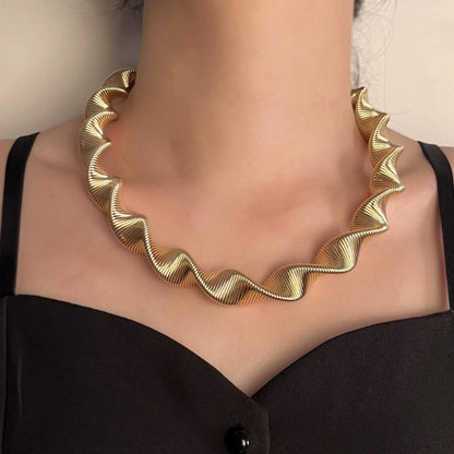 Chic Punk-Inspired Metallic Striped Snake Design Open-Collar Choker - A Versatile Statement Piece for Fashion-Forward Women