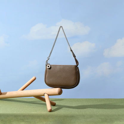 Chic Leather Tote Bag for Women Spring Inspired Design with Metal Chain Detail Versatile and Minimalist for Commuting and Everyday Use