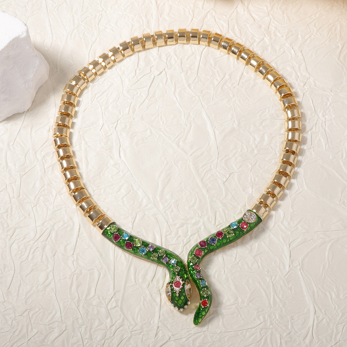 Exaggerated Creative Design Metal Chain Necklace with Colorful Zirconia and Green Snake Pendant – Unique Women's Jewelry Accessory