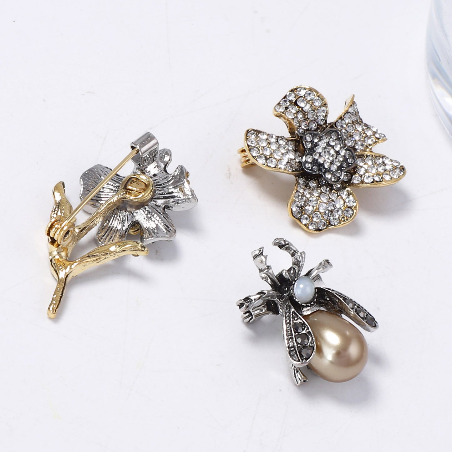 Elegant Luxury Floral and Insect Brooch Set with Sparkling Diamonds - Exquisite Design for Women