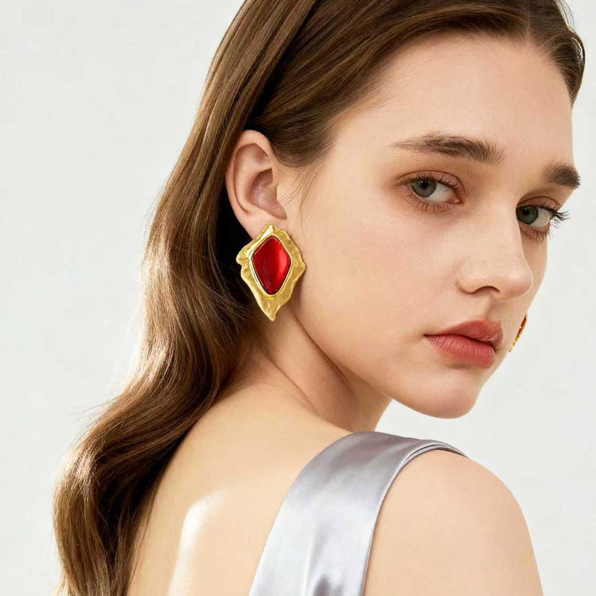 Chic French Vintage-Inspired Geometric Pleated Alloy Diamond Resin Gemstone Earrings - Elegant Statement Studs for Fashion Shows
