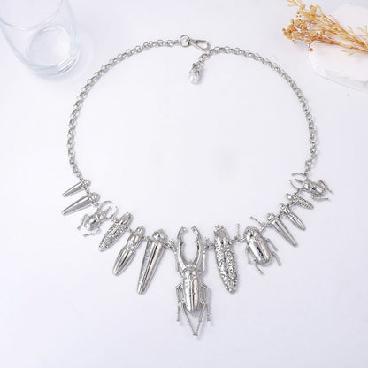 Elegant Vintage-Inspired Heavy-Duty Zinc Alloy Insect Animal Pendant Necklace with Sparkling Gemstones - Perfect Statement Jewelry for Women