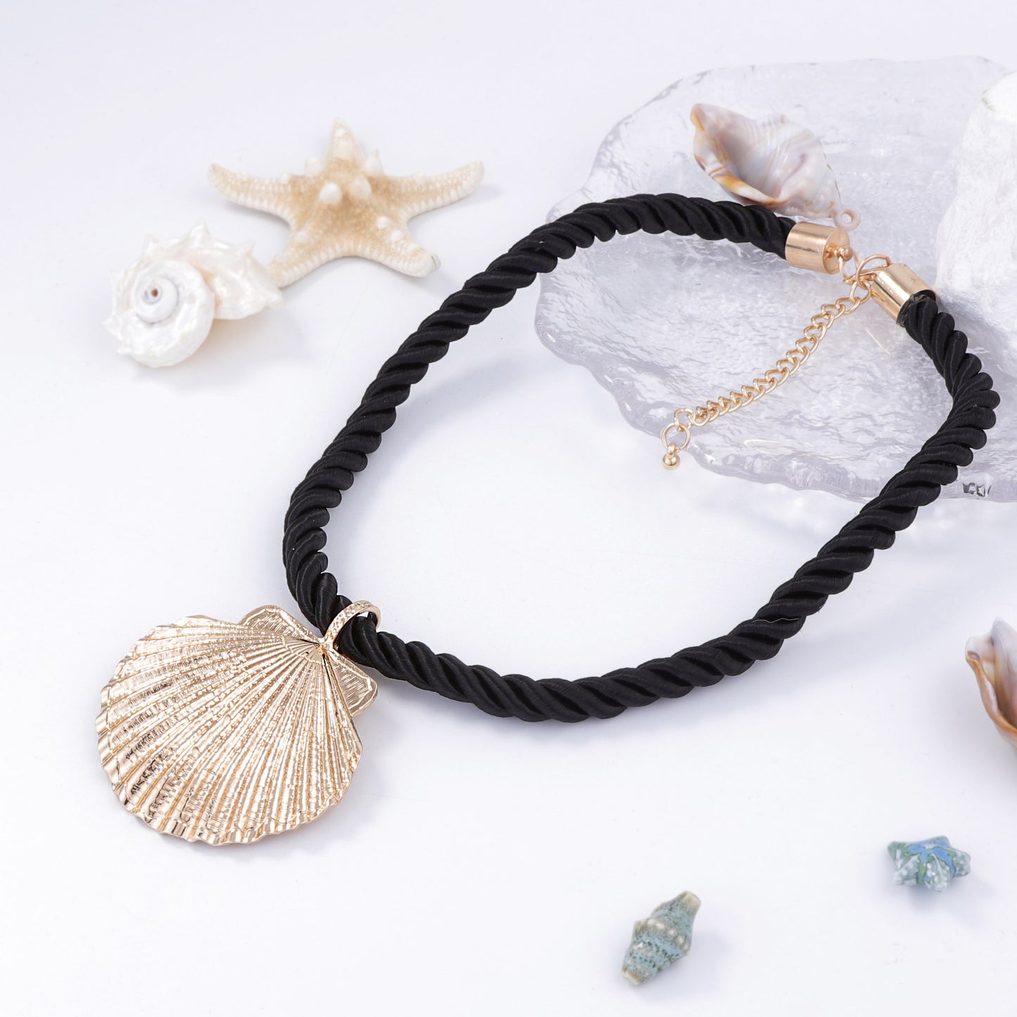Stylish Minimalist Oversized Alloy Shell Pendant Necklace - Perfect Statement Accessory for Vacation Vibes and Effortless Chic
