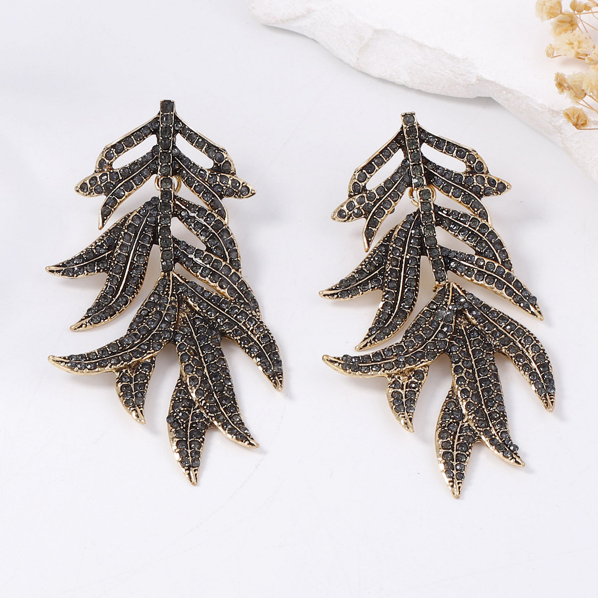 Elegant Vintage-Inspired Hollow Leaf Design Earrings with Sparkling Rhinestones – Chic Alloy Drop Earrings for Women