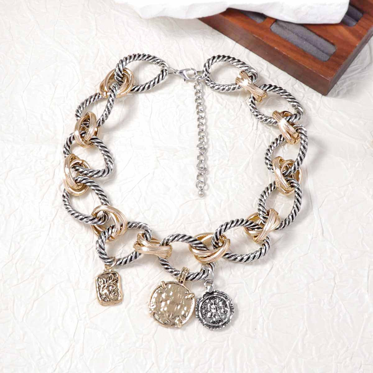 Stylish Geometric Alloy Women's Badge Design Necklace - Versatile O-Ring Link for Elegant Everyday Wear
