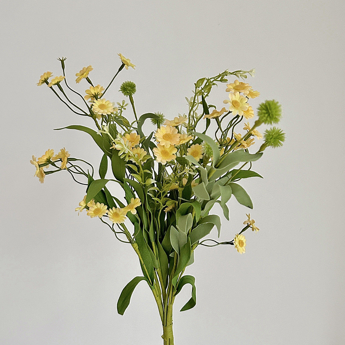 Autumn-Inspired Artificial Chamomile Flower Bouquet - Vibrant Faux Daisy Floral Arrangement for Home Decoration, Table Centerpieces, and Photography Props