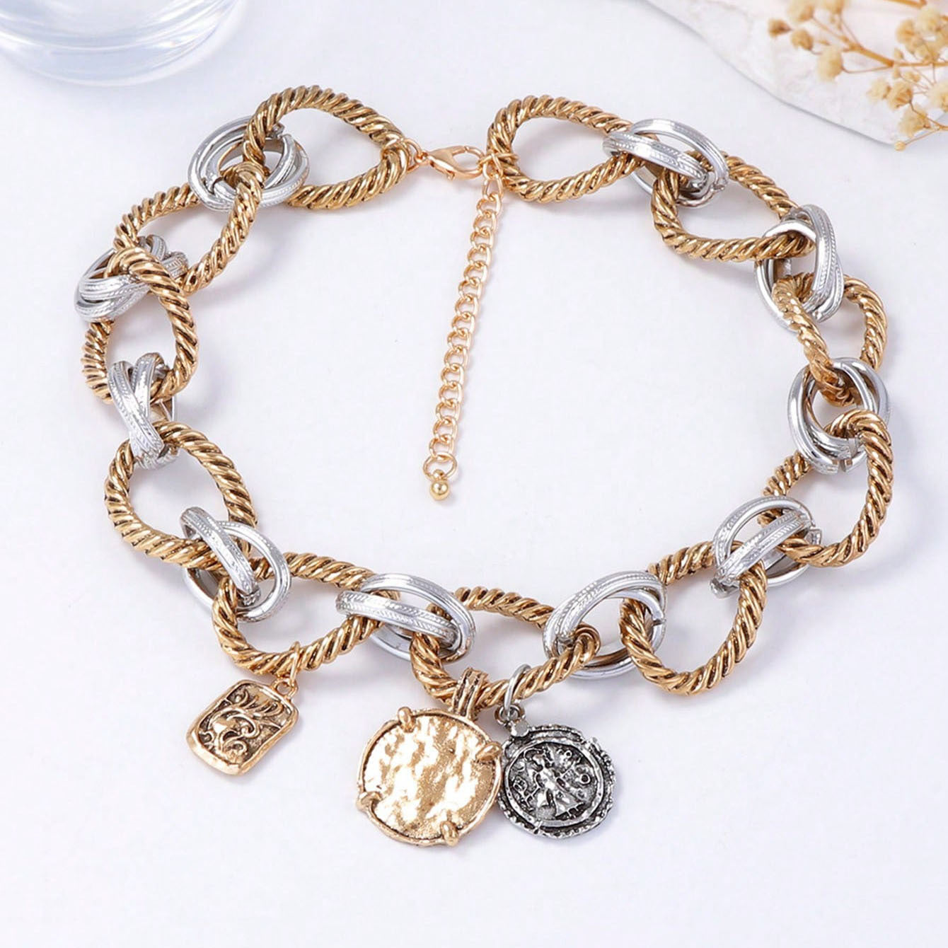 Stylish Geometric Alloy Women's Badge Design Necklace - Versatile O-Ring Link for Elegant Everyday Wear