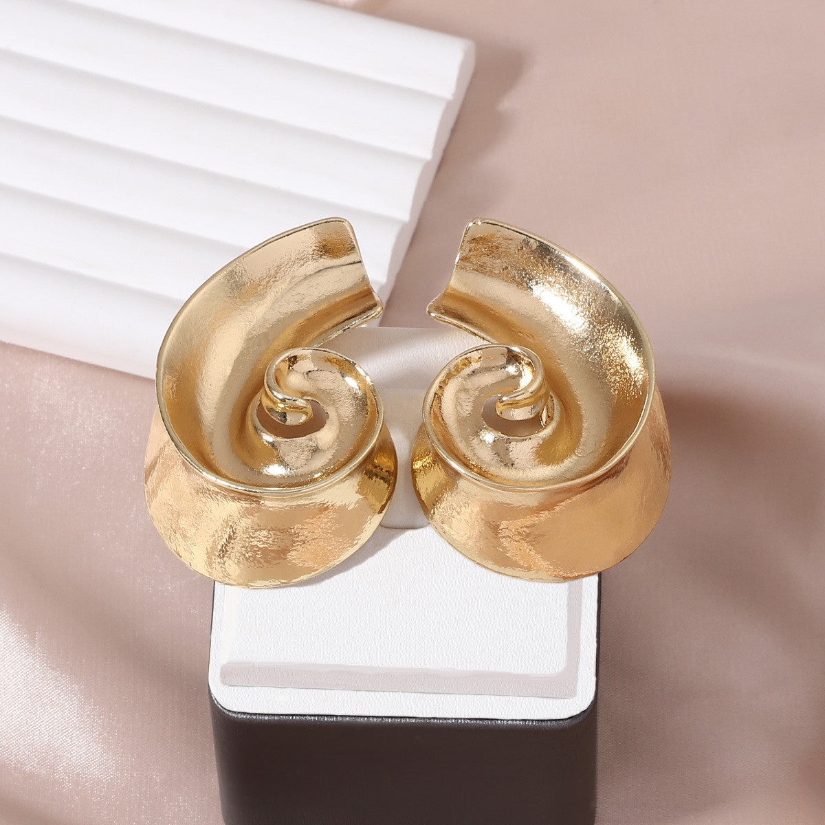 Chic Vintage Beach-Inspired Earrings with Unique Seashell Designs and Pearl Accents – Perfect for Your Next Vacation