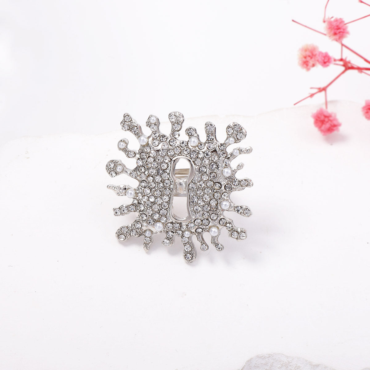 Unique Creative Oversized Exploding Clasp Ring with Adjustable Lock Hole - Stand Out with This Fashion-Forward Statement Jewelry