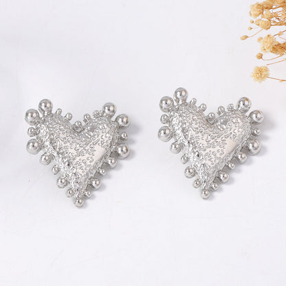 Chic Minimalist Alloy Hammered Heart-Shaped Stud Earrings with Round Bead Accents – Timeless Everyday Jewelry for Any Occasion
