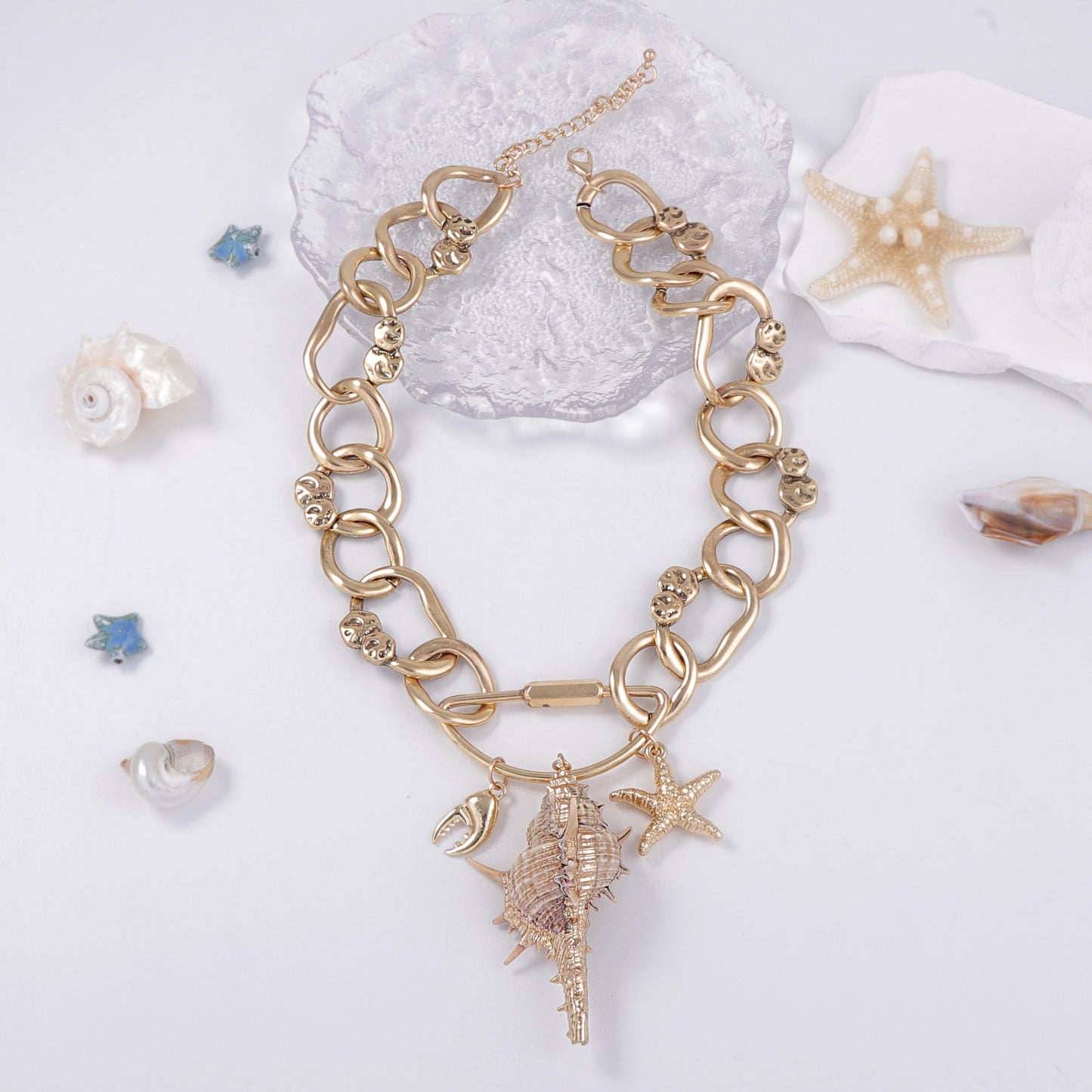 Stylish Ocean-Inspired Casual Resort Alloy Chain Seashell Pendant Necklace - Luxurious Women's Fashion Accessory for Effortless Elegance