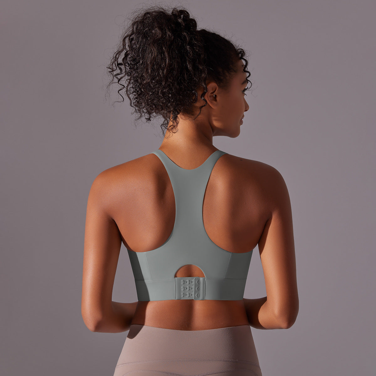 Seamless Solid Color Racerback Sports Bra with Adjustable Hook Closure Ideal for Running Fitness and Yoga