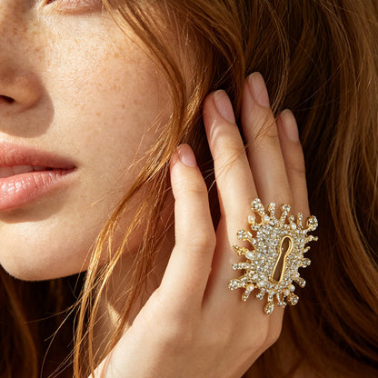 Unique Creative Oversized Exploding Clasp Ring with Adjustable Lock Hole - Stand Out with This Fashion-Forward Statement Jewelry