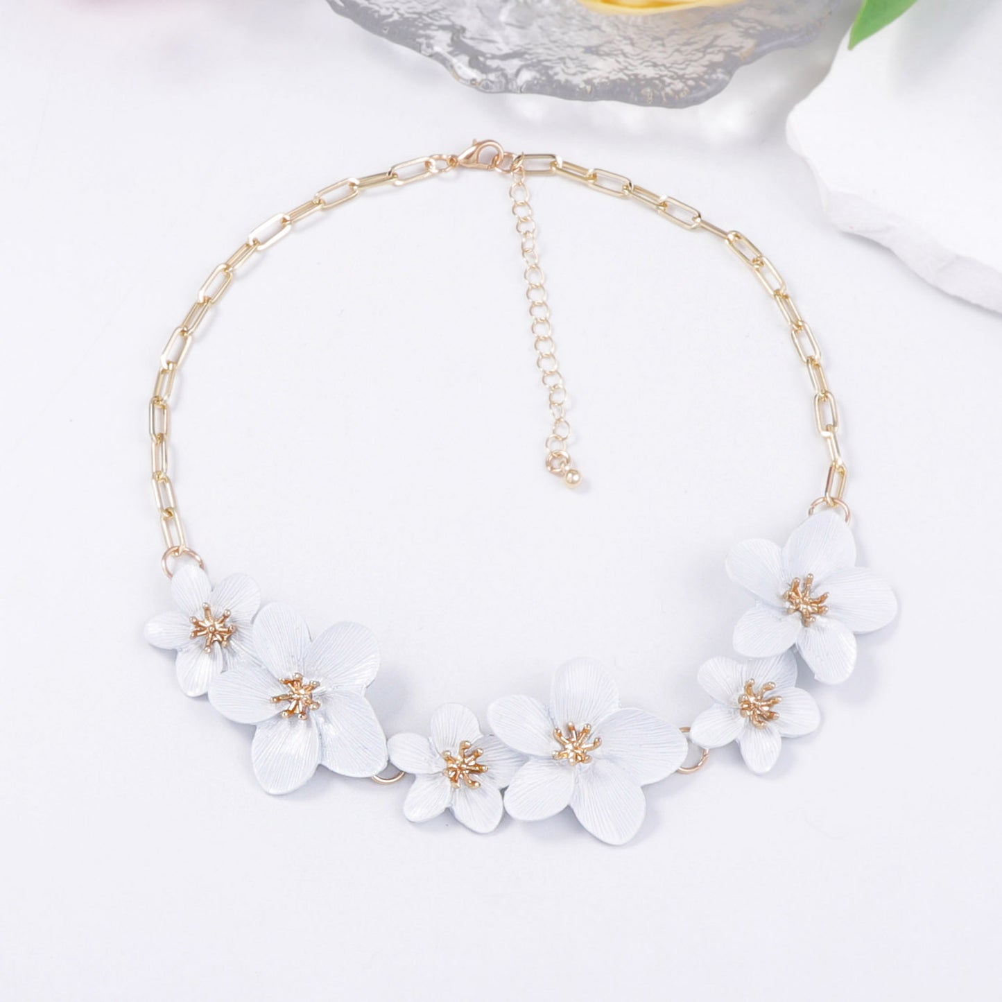 Exquisite Minimalist Alloy Flower Choker Necklace - Stylish and Versatile Bohemian Jewelry for Women
