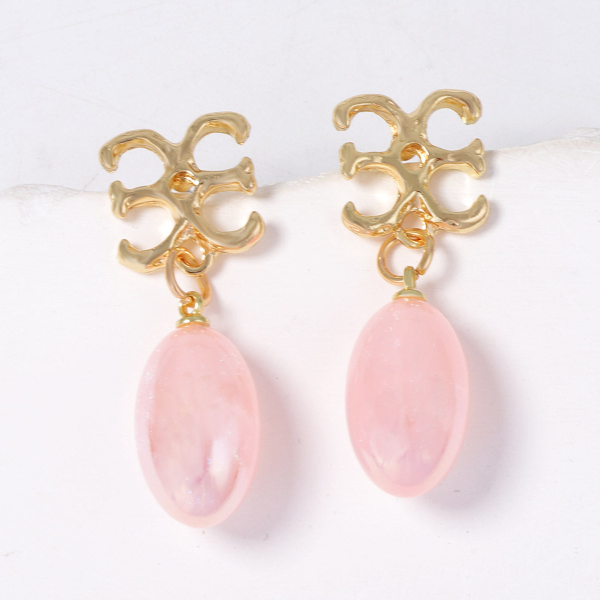 Chic Minimalist Light Luxury Soft Pink Pearl-like Letter Pendant Earrings for Women – Fresh and Elegant Jewelry to Elevate Your Style