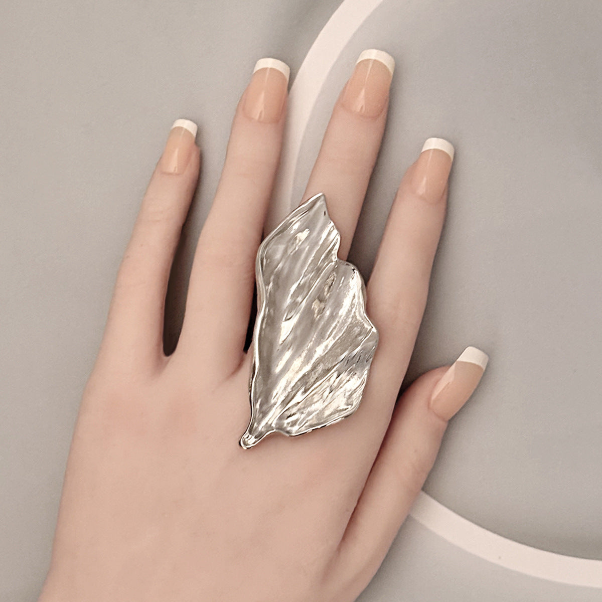 Handcrafted Vintage-Inspired Irregular Alloy Leaf Open Ring - Unique, Chic Design Perfect for Any Occasion