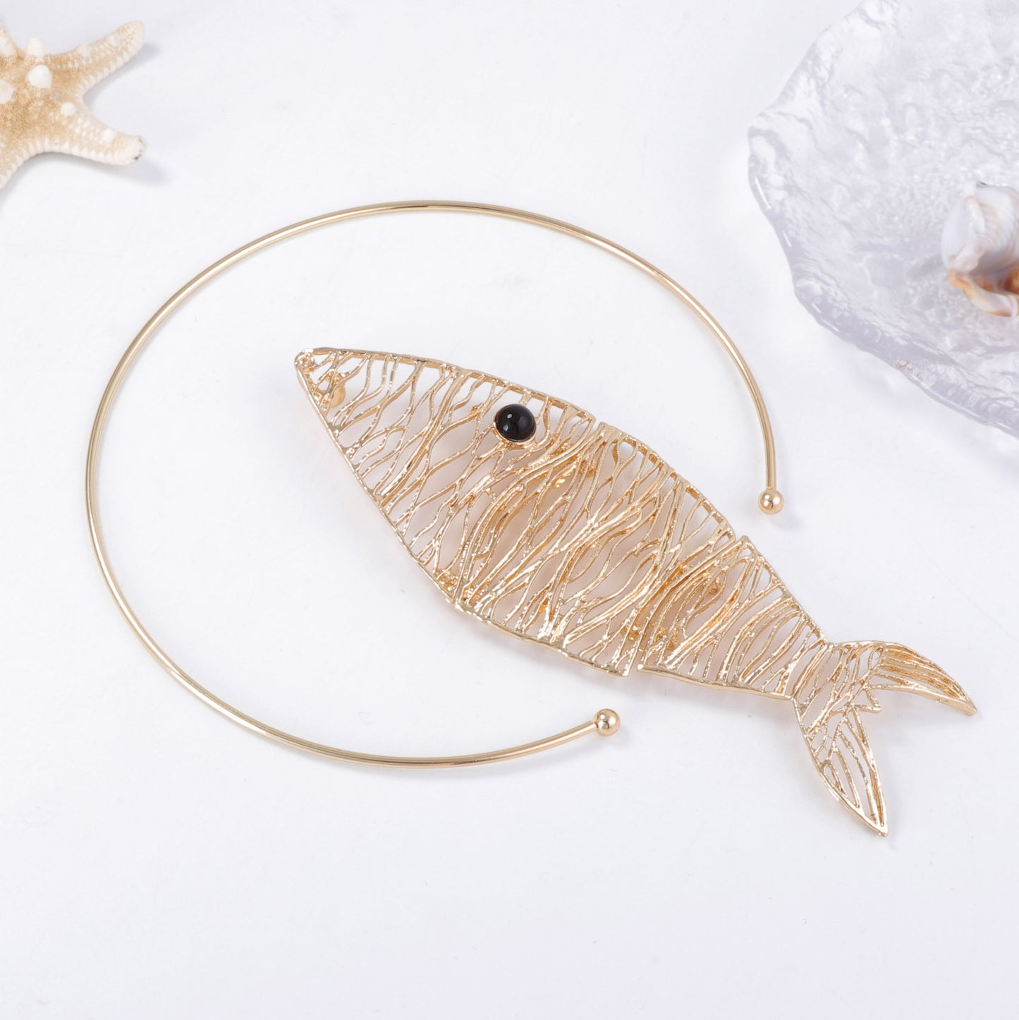 Exaggerated Minimalist Animal Fish-shaped Hollow Pendant Necklace - Versatile Alloy Choker for Women, Perfect for Any Outfit!