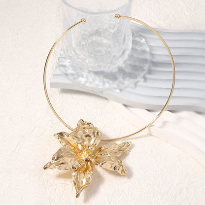 Stylish  European-Inspired Hip Hop Floral Pendant Choker with Bold 3D Design - Perfect for Fashion-Forward Women