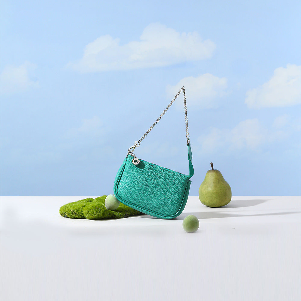 Chic Leather Tote Bag for Women Spring Inspired Design with Metal Chain Detail Versatile and Minimalist for Commuting and Everyday Use