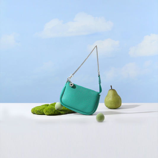 Chic Leather Tote Bag for Women Spring Inspired Design with Metal Chain Detail Versatile and Minimalist for Commuting and Everyday Use