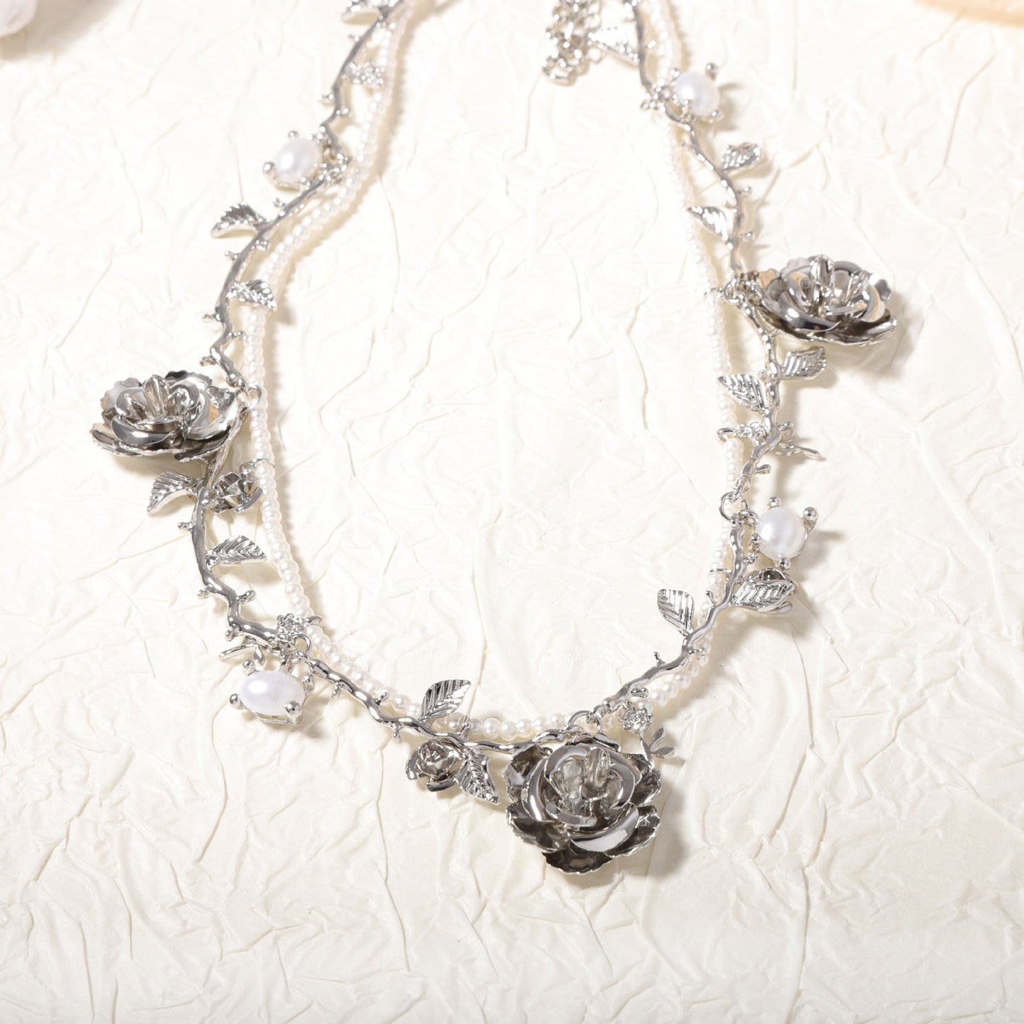 Chic Vintage-Inspired Layered Pearl Rose Flower Necklace - Elegant Multi-Layered Design for Effortless Style