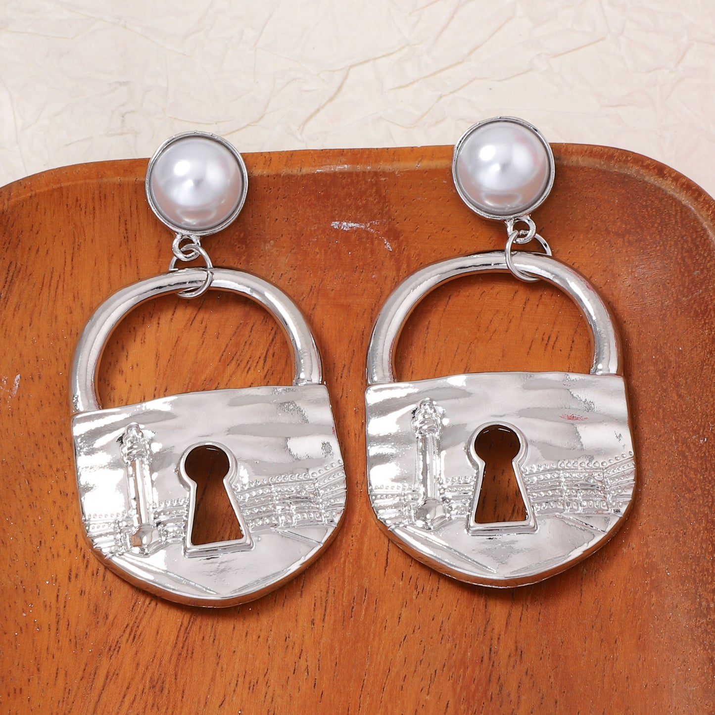 Chic Vintage-Inspired Alloy Lock Keychain with Elegant Faux Pearl Drop Earrings - Unique, Exquisite, and Perfect for Adding a Touch of Luxury to Any Outfit