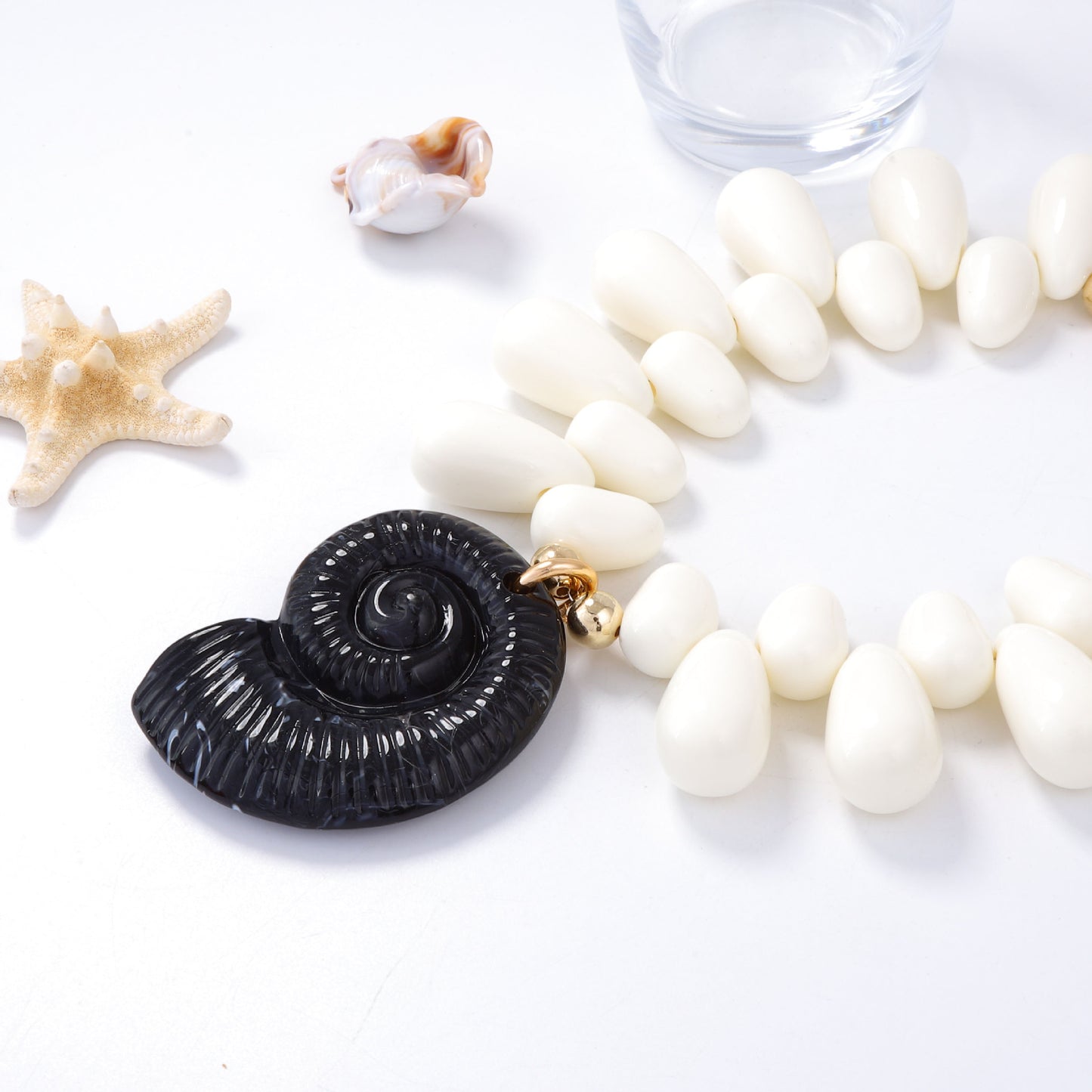 Unique Ocean-Inspired Beaded Sea Shell Pendant Necklace - Trendy and Versatile Women's Statement Jewelry for Beach Getaways