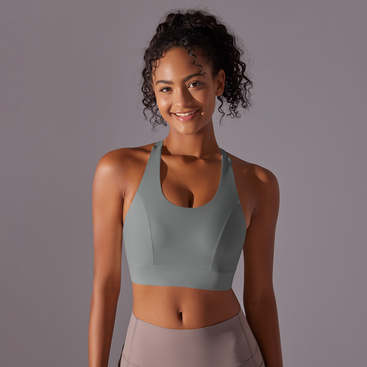 Seamless Solid Color Racerback Sports Bra with Adjustable Hook Closure Ideal for Running Fitness and Yoga