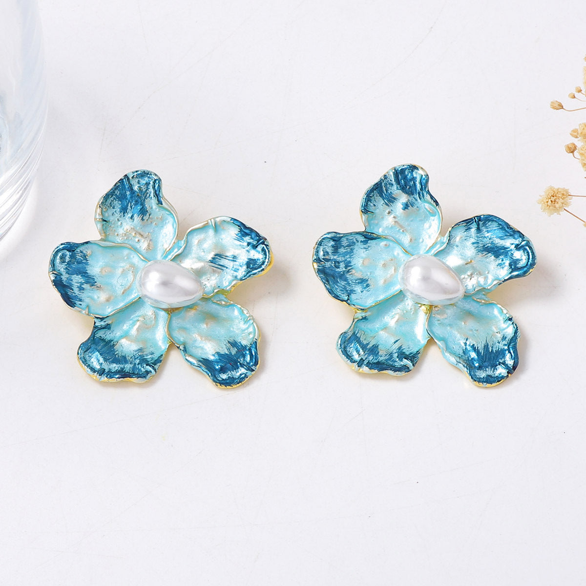 Elegant Minimalist Alloy Pearl-Inspired Contrast Flower Stud Earrings – Versatile Daily Commuter Accessories for Women