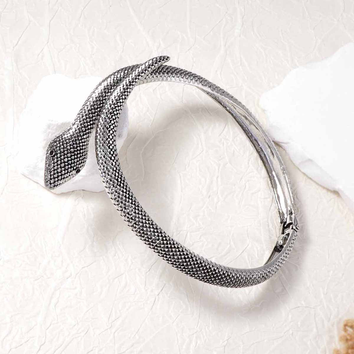 Statement-Making Alloy Snake-Shape Necklace for Women - Unique, Trendy, and Versatile Accessory for Casual Work or Play