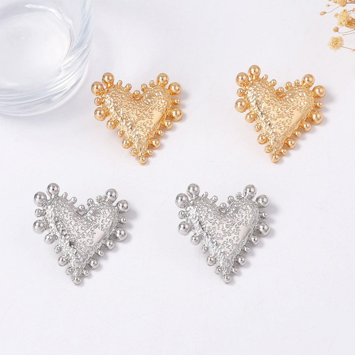 Chic Minimalist Alloy Hammered Heart-Shaped Stud Earrings with Round Bead Accents – Timeless Everyday Jewelry for Any Occasion