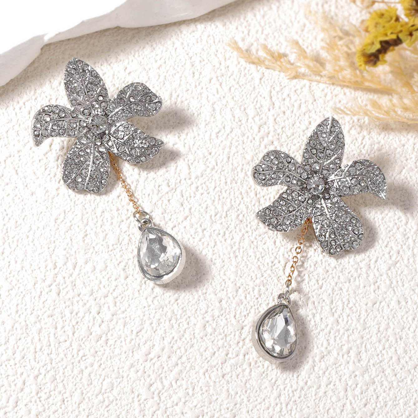 Elegant Vintage-Inspired Drop Earrings for Women with Sparkling Flower Design – Versatile Statement Pieces for Everyday Wear