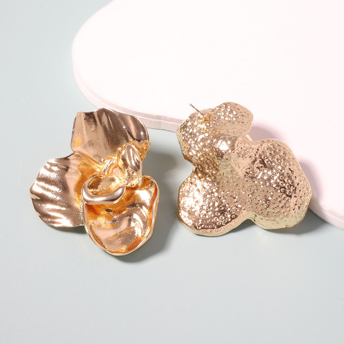 Retro-Inspired Minimalist Floral Stud Earrings for Women – Effortlessly Chic Everyday Essential for Work and Casual Outfits