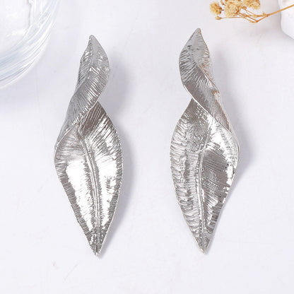 Chic Vintage-Inspired Irregular Leaf Earrings with Twisted Texture - Bold and Elegant Statement Jewelry for Women