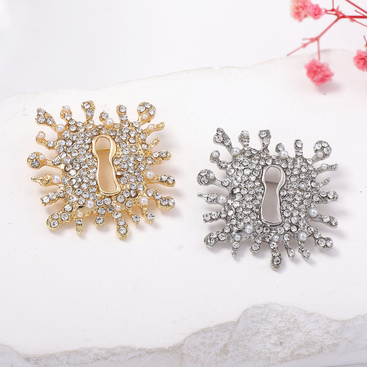Elegant Vintage Alloy Full Diamond Lock Keyhole Brooch - Luxurious and Sophisticated Women’s Accessory for Timeless Style