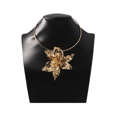 Stylish  European-Inspired Hip Hop Floral Pendant Choker with Bold 3D Design - Perfect for Fashion-Forward Women