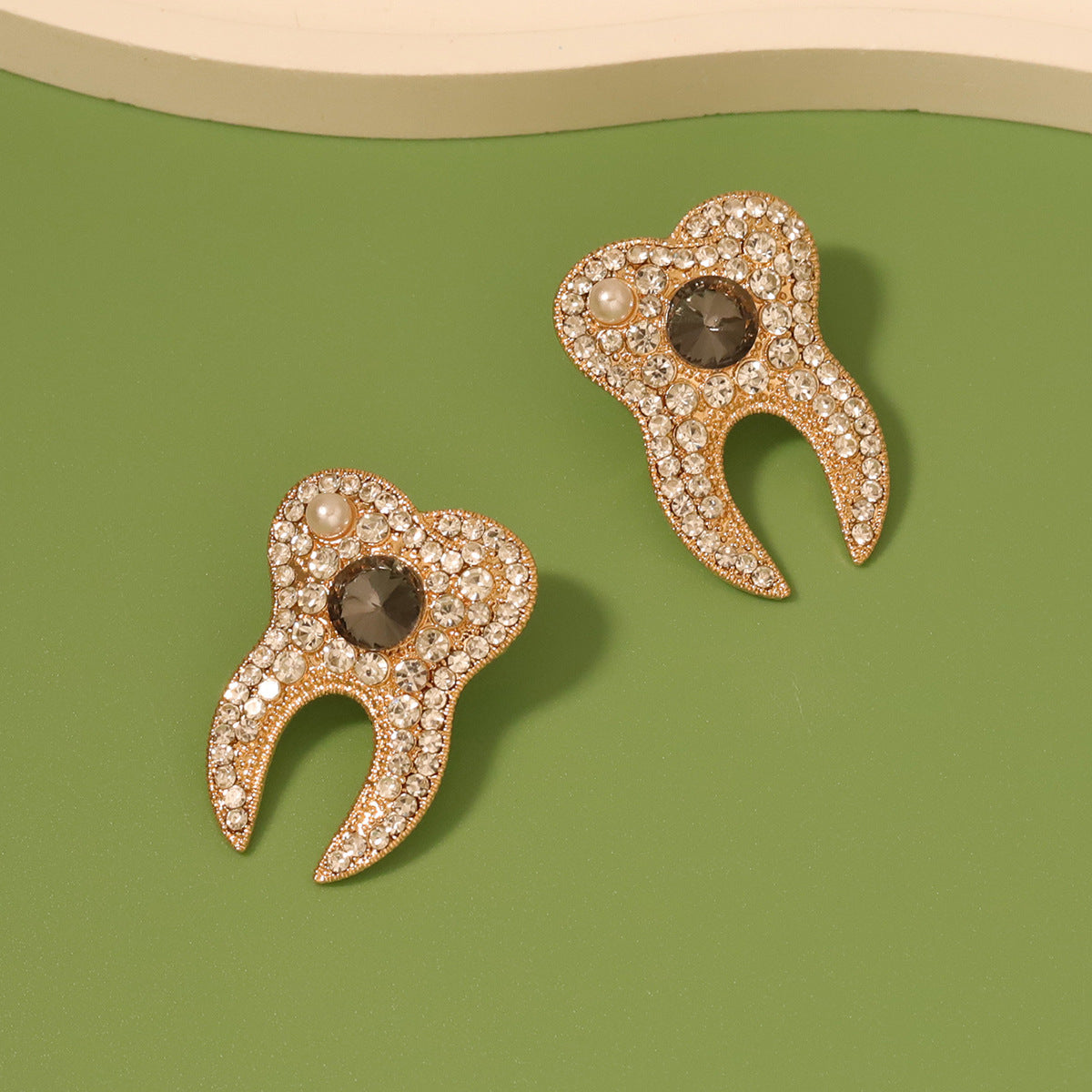 Trendy Unique Personality Design Pearl Earrings for Women with Colorful Rhinestone-Studded Alloy Detail – Perfect for Elevating Any Outfit