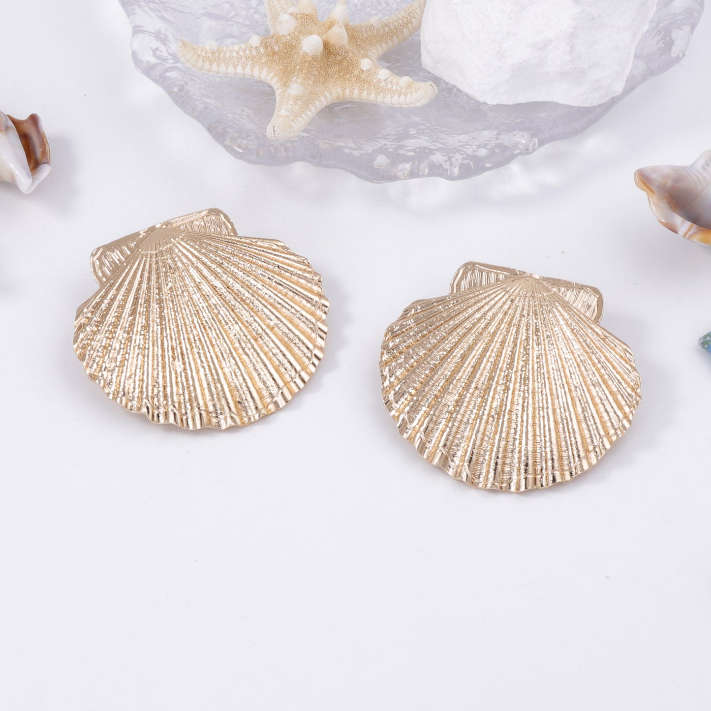 Stylish Minimalist Oversized Alloy Shell Pendant Necklace - Perfect Statement Accessory for Vacation Vibes and Effortless Chic