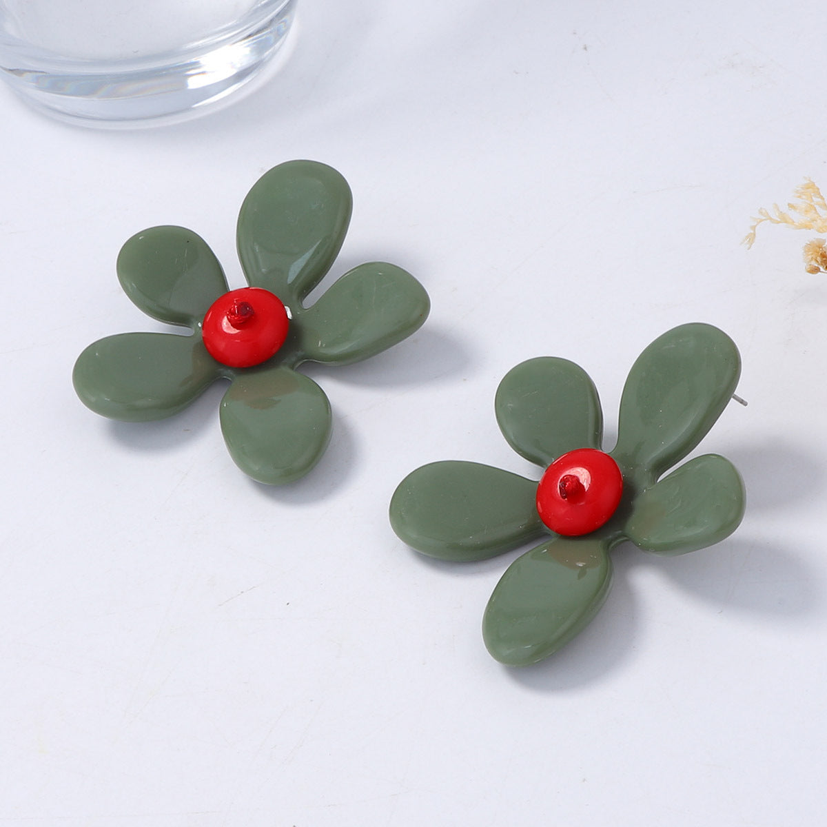 Chic Minimalist Large Resin Flower Earrings for Women - Versatile, Fresh Design Perfect for Daily Commuting and Any Occasion