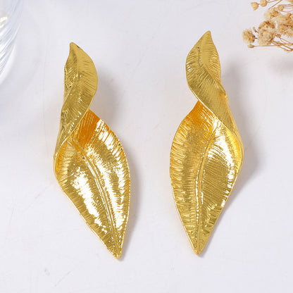 Chic Vintage-Inspired Irregular Leaf Earrings with Twisted Texture - Bold and Elegant Statement Jewelry for Women