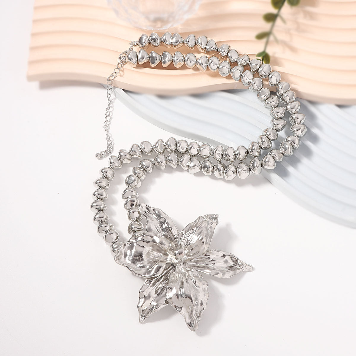 Stylish  Floral-Inspired Alloy Necklace for Women - Unique Design with Metallic Charm and Eye-Catching Appeal