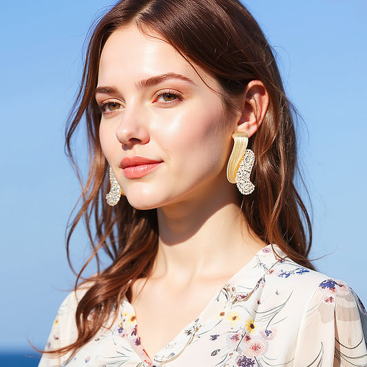 Chic Minimalist Luxury Twist Geometric 3D Alloy and Rhinestone Stud Earrings for Women - Effortless Elegance and Modern Design