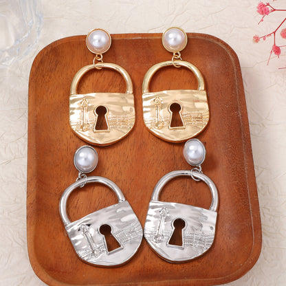 Chic Vintage-Inspired Alloy Lock Keychain with Elegant Faux Pearl Drop Earrings - Unique, Exquisite, and Perfect for Adding a Touch of Luxury to Any Outfit
