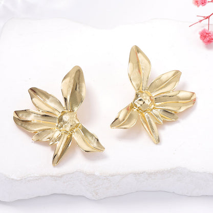 Elegant and Chic Lightweight Luxury Flower Earrings – Versatile Fashion-Forward Accessory for Women