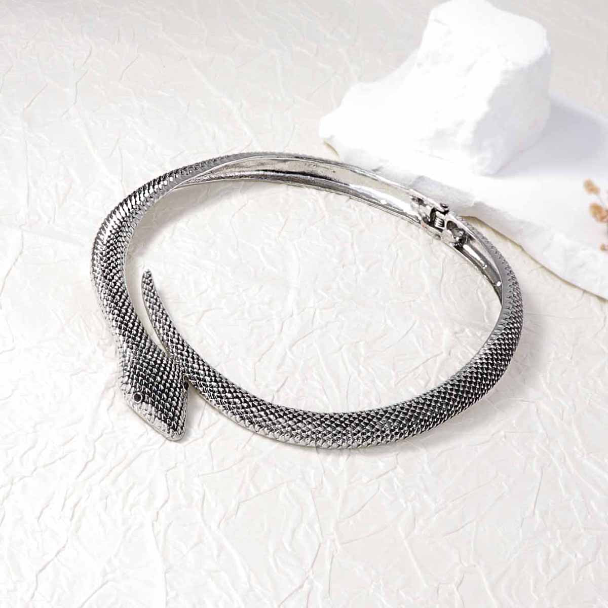 Statement-Making Alloy Snake-Shape Necklace for Women - Unique, Trendy, and Versatile Accessory for Casual Work or Play