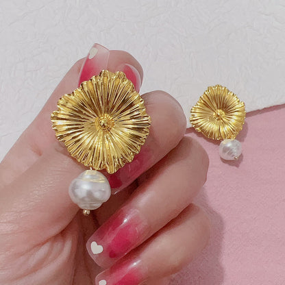 Minimalist Gold Pearl Design  Luxurious Personality Earrings – Chic Studs for Every Occasion