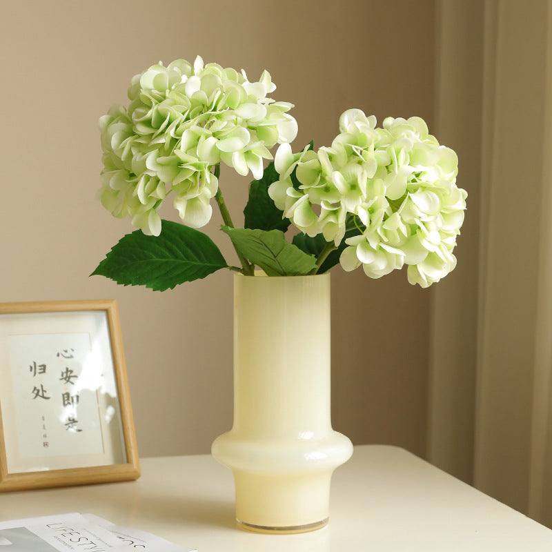 High-Quality Realistic Hydrangea Stem - Luxurious Touch, Moisture-Resistant Faux Flower for Home and Wedding Decor - Ideal for Elegant Floral Arrangements