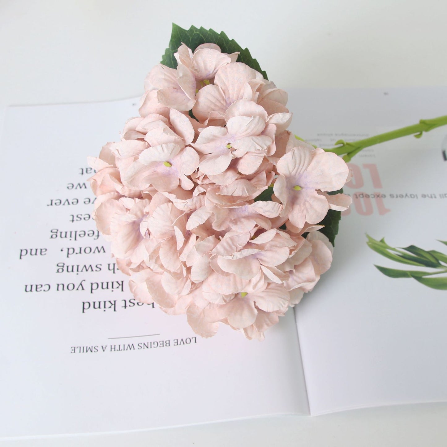 Realistic Single Stem Hydrangea Bouquet - Perfect for Wedding Scene Decor, Stunning Artificial Flowers for Celebrations, Durable and Lifelike Silk Hydrangea Blooms